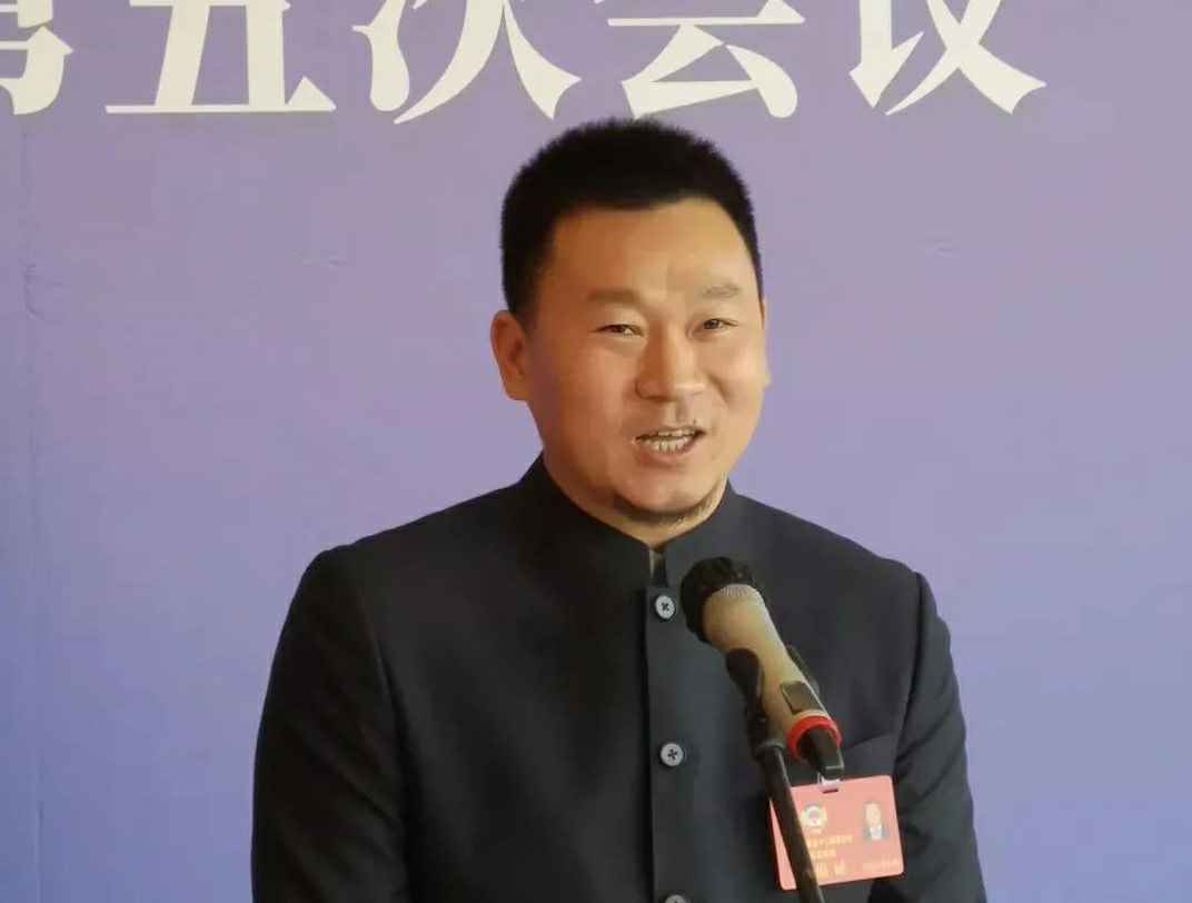 为进一步展示市政协团结、民主、开放、自信的形象，向市民和网友展示政协委员的履职风采，中山市政协十二届五次会议在2月4日上午开幕前开设“委员通道”，市政协委员、珠海浩杰无人机航拍服务有限公司公司总经理陈朝阳走进“委员通道”，回应社会关切的问题。他就如何做好城市应急管理规划的问题进行发言，并回答记者提问。.jpg